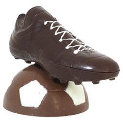 crampon-sur-ballon-de-football-en-chocolat-noir-maison-maxime-chocolaterie-et-gourmandise-fabrication-artisanale-normandie-picardie